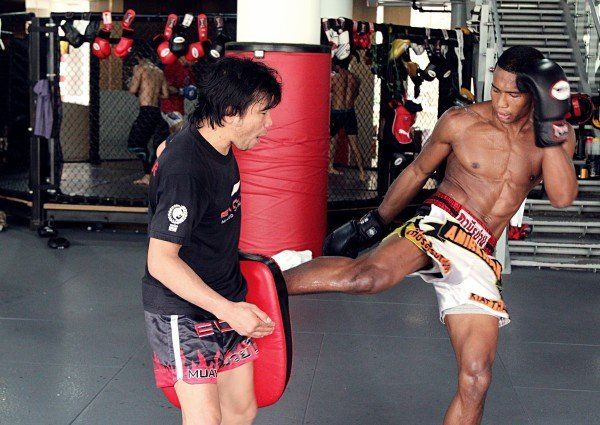 This Is The Right Way To Hold Pads For Muay Thai